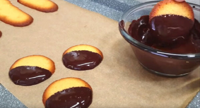 После остывания можно окунуть печенье в растопленный шоколад
