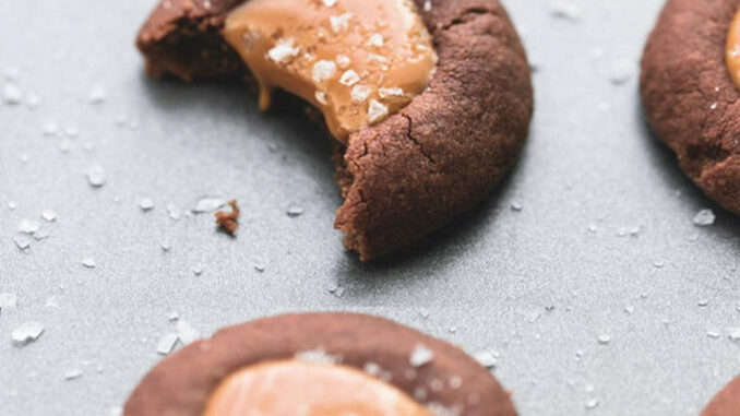 шоколадное печенье с начинкой из карамели
