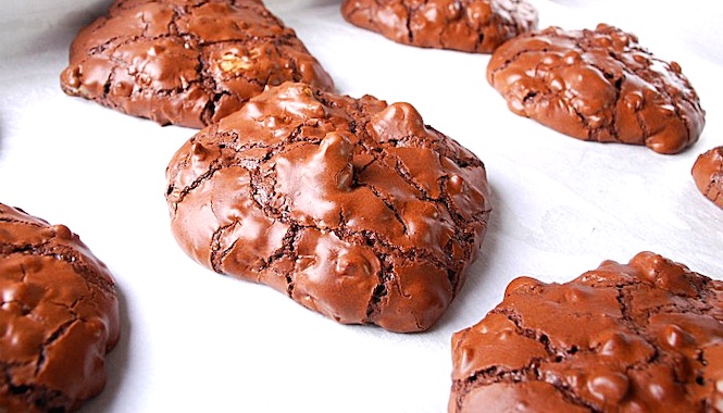 оставьте шоколадное печенье остывать на противне