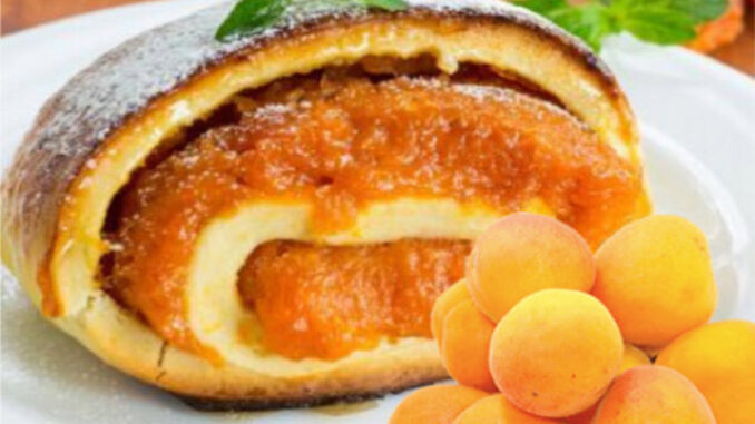 Как испечь бисквитный рулет с абрикосами - простой рецепт