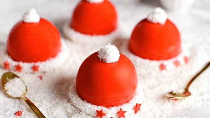 Пирожные на Новый год "шапка Деда Мороза"