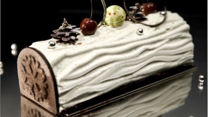 классический торт Шварцвальд в форме Полена.