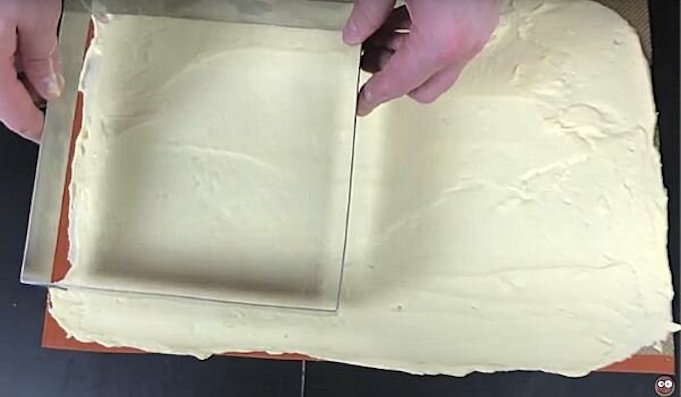 Готовое тесто раскатайте в пласт толщиной 0,5 см