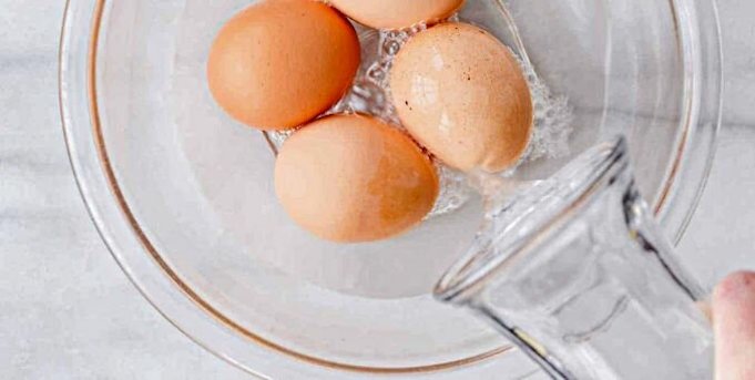 Как быстро согреть яйца, не сварив их