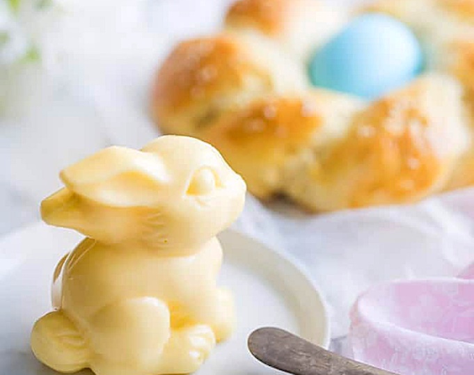 Крашеные яйца, как известно, входят во многие рецепты пасхальной выпечк