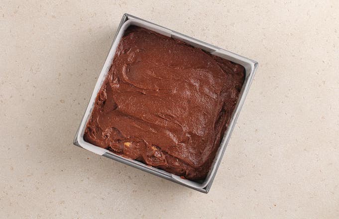 Вылейте тесто для brownies в подготовленную форму