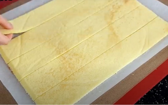 Бисквит для торта нарежьте на 5 длинных полос одинаковой ширины