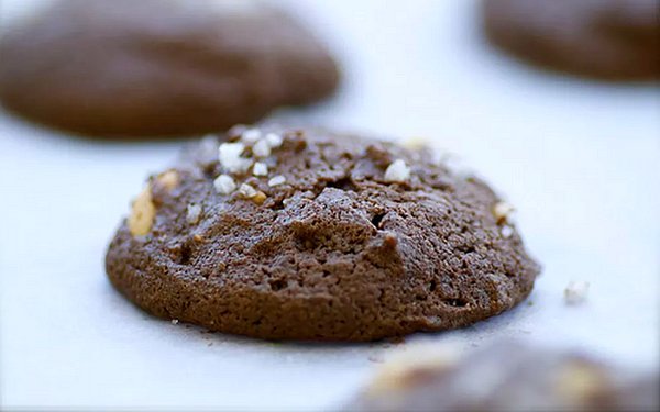 Как испечь двойное шоколадное печенье с солью