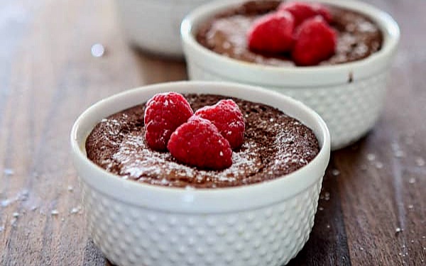 Орехово-шоколадные пирожные с леcными ягодами.