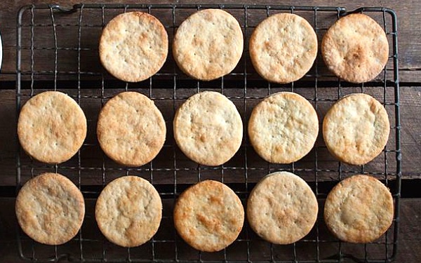 Готовое печенье выньте их из духовки и переложите на решетку или поднос, чтобы оно остыло.
