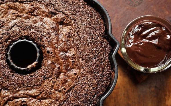 Лучше всего шоколадный торт с творогом и кокосом печь в рифленой форме “Bundt” с отверстием в центре