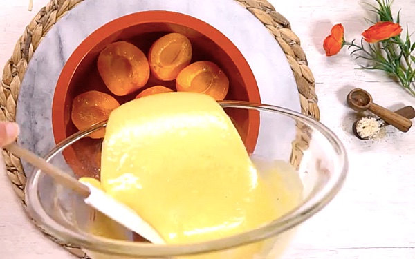 Как испечь йогуртовый торт с абрикосами