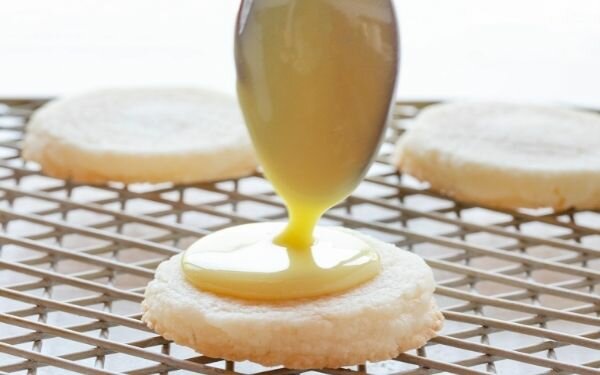 Как украсить лимонное печенье глазурью