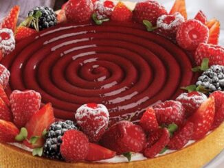 Рецепт миндального торта с намелакой и ягодами