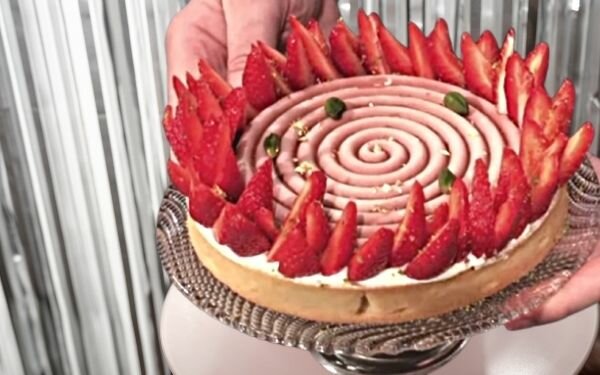 Миндальный торт с намелакой и свежими ягодами