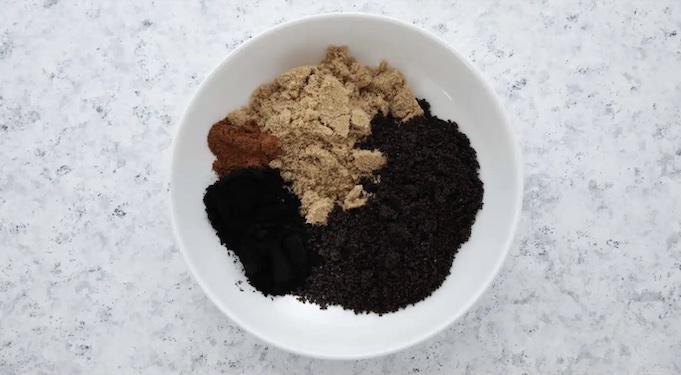 рошки печенья Oreo смешайте с коричневым сахаром, корицей и какао-порошком.