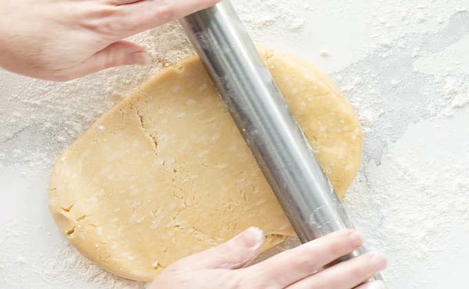 Как замесить тесто на корж для пирога