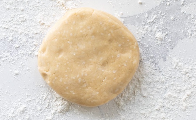 Как замесить тесто на корж для пирога
