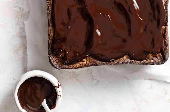 обязательно полейте  шоколадные пирожные брауни с тыквой шоколадным ганашем. Это - идеальный финальный штрих, который сделает ваш шоколадный десерт по-настоящему гурманским.