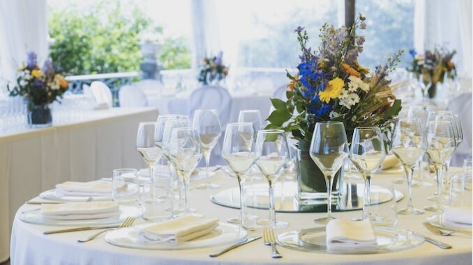 Как украшать свадебные столы